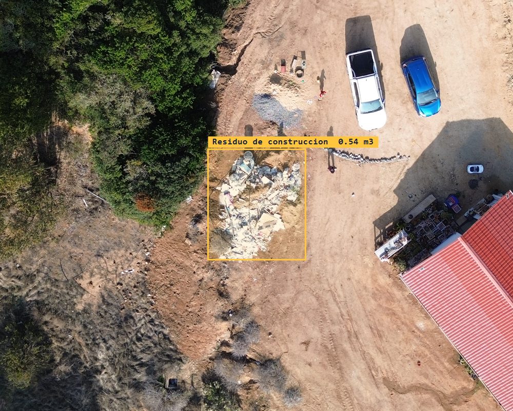 Fotografía aérea de una zona con un basural marcado por el sistema y su volumen estimado