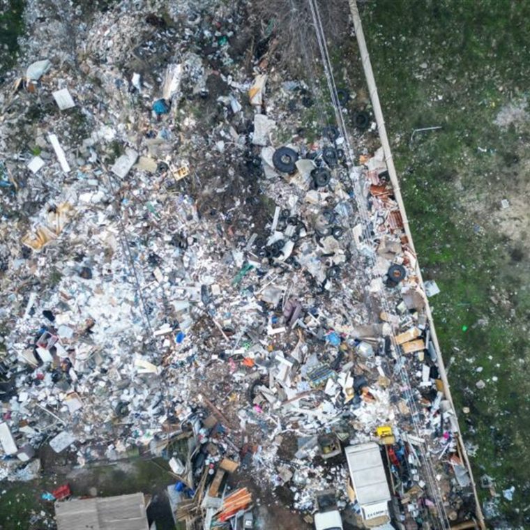 Basural ilegal acumulado en el borde de un camino