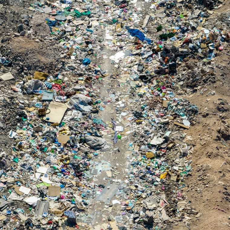Acumulación de residuos textiles abandonados a cielo abierto